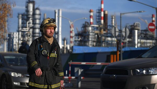 Сотрудник пожарной службы у Московского нефтеперерабатывающего завода в Капотне, где произошел пожар Сотрудник пожарной службы у Московского нефтеперерабатывающего завода в Капотне, где произошел пожар