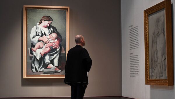 Посетитель читает информацию о картине Материнство (1921 г.) художника П. Пикассо на выставке Пикассо & Хохлова в ГМИИ им. А.С. Пушкина Посетитель читает информацию о картине Материнство (1921 г.) художника П. Пикассо на выставке Пикассо & Хохлова в ГМИИ им. А.С. Пушкина