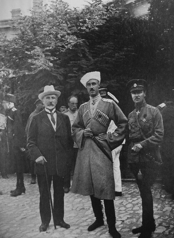 Глава Правительства Юга России А. В. Кривошеин, Главнокомандующий П. Н. Врангель, начальник его штаба П. Н. Шатилов. Крым. Севастополь. 1920 год Глава Правительства Юга России А. В. Кривошеин, Главнокомандующий П. Н. Врангель, начальник его штаба П. Н. Шатилов. Крым. Севастополь. 1920 год