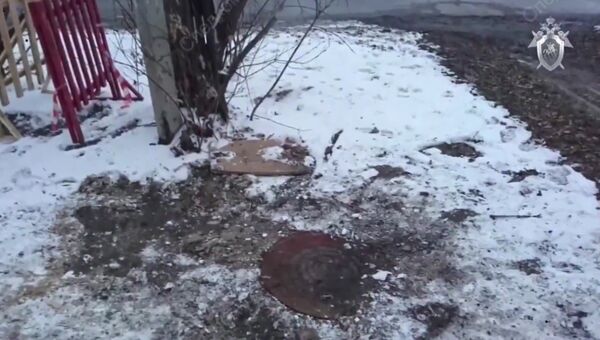 Место падения женщины и коляски с 2-летним ребенком в открытый канализационный колодец, припорошенный снегом, на улице Пугачева в Кургане Место падения женщины и коляски с 2-летним ребенком в открытый канализационный колодец, припорошенный снегом, на улице Пугачева в Кургане