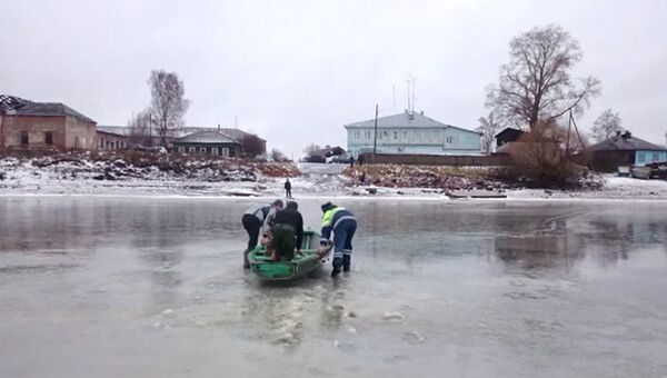 Полицейские спасли тонувшего в ледяной воде ребенка в селе Устье Вологодской области. 21 ноября 2018 Полицейские спасли тонувшего в ледяной воде ребенка в селе Устье Вологодской области. 21 ноября 2018