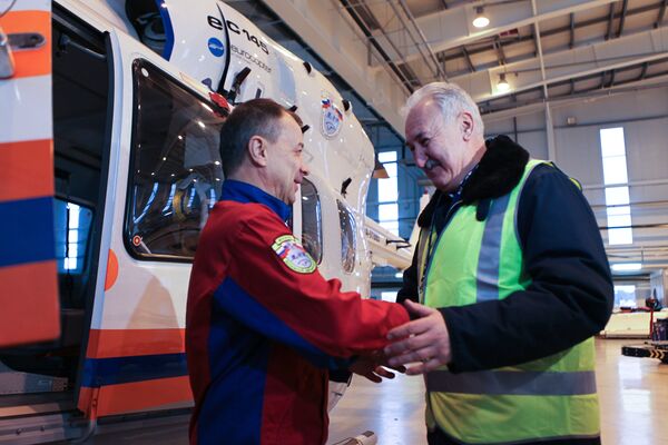 Летчик-спасатель Москвы Юрий Лебедев встречается с пациентом Валерием Афанасьевым Летчик-спасатель Москвы Юрий Лебедев встречается с пациентом Валерием Афанасьевым