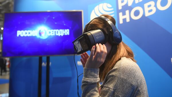 Очки виртуальной реальности Samsung Gear VR в мультимедийной презентационной зоне RIA.RU на RIW-2018 Очки виртуальной реальности Samsung Gear VR в мультимедийной презентационной зоне RIA.RU на RIW-2018