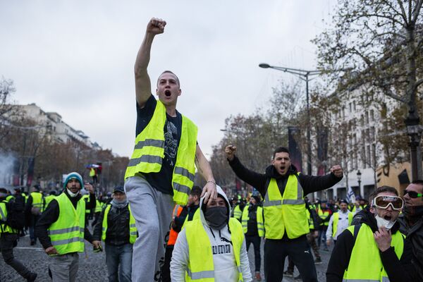 Столкновение участников акции протеста против роста цен на бензин желтые жилеты с силами правопорядка в Париже. 24 ноября 2018 Столкновение участников акции протеста против роста цен на бензин желтые жилеты с силами правопорядка в Париже. 24 ноября 2018