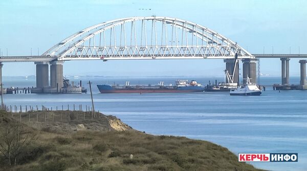 Судно перекрыло проход украинским военным кораблям под арками Крымского моста. 25 ноября 2018 Судно перекрыло проход украинским военным кораблям под арками Крымского моста. 25 ноября 2018