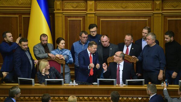 Лидер Радикальной партии Олег Ляшко с однопартийцами на заседании Верховной рады Украины. 26 ноября 2018 Лидер Радикальной партии Олег Ляшко с однопартийцами на заседании Верховной рады Украины. 26 ноября 2018