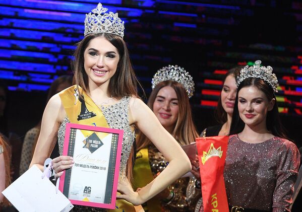 Алина Рудакова, награжденная в номинации Топ модель России 2018, во время финалов всероссийских конкурсов красоты Топ модель России 2018 и Топ модель PLUS 2018 в Korston Club Hotel в Москве Алина Рудакова, награжденная в номинации Топ модель России 2018, во время финалов всероссийских конкурсов красоты Топ модель России 2018 и Топ модель PLUS 2018 в Korston Club Hotel в Москве