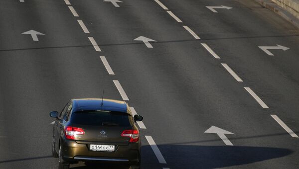 Автомобиль на улице в Москве. Автомобиль на улице в Москве.