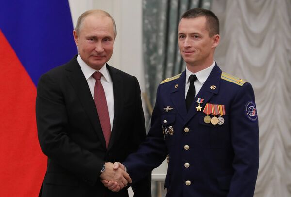 Президент РФ Владимир Путин и космонавт-испытатель Сергей Рыжиков на церемонии награждения государственными наградами в Екатерининском зале Кремля. 27 ноября 2018 Президент РФ Владимир Путин и космонавт-испытатель Сергей Рыжиков на церемонии награждения государственными наградами в Екатерининском зале Кремля. 27 ноября 2018