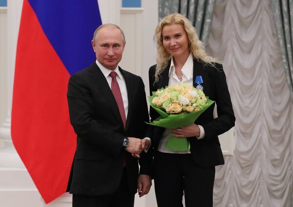 Президент РФ Владимир Путин и тренер сборной России по фигурному катанию на коньках Этери Тутберидзе, награжденная орденом Почета, на церемонии награждения в Екатерининском зале Кремля Президент РФ Владимир Путин и тренер сборной России по фигурному катанию на коньках Этери Тутберидзе, награжденная орденом Почета, на церемонии награждения в Екатерининском зале Кремля