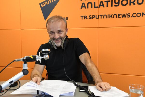 Автор и ведущий программы Sputnik Turkiye Послушайте и это Явуз Огхана Автор и ведущий программы Sputnik Turkiye Послушайте и это Явуз Огхана