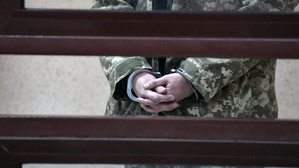 Наручники на руках одного из задержанных моряков Наручники на руках одного из задержанных моряков