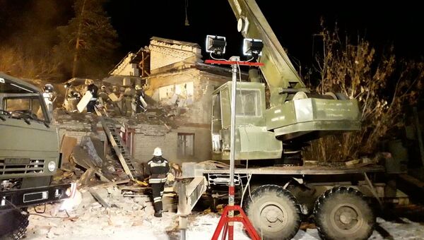 Сотрудники МЧС РФ во время ликвидации последствий взрыва бытового газа в населённом пункте Барсово Киржачского района. 29 ноября 2018 Сотрудники МЧС РФ во время ликвидации последствий взрыва бытового газа в населённом пункте Барсово Киржачского района. 29 ноября 2018