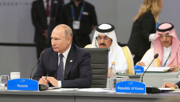 Президент РФ Владимир Путин во время беседы глав делегаций государств-участников Группы двадцати на саммите G20. 30 ноября 2018 Президент РФ Владимир Путин во время беседы глав делегаций государств-участников Группы двадцати на саммите G20. 30 ноября 2018