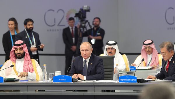 Президент РФ Владимир Путин во время беседы глав делегаций государств-участников Группы двадцати на саммите G20. Архивное фото Президент РФ Владимир Путин во время беседы глав делегаций государств-участников Группы двадцати на саммите G20. Архивное фото