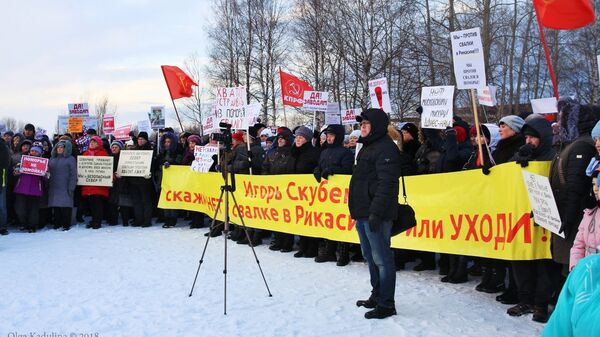 Участнигки митинга в Архангельске против создания новых мусорных полигонов Участнигки митинга в Архангельске против создания новых мусорных полигонов