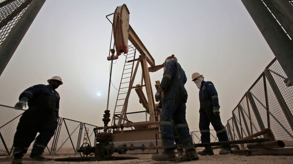 Добыча нефти в Бахрейне. Архивное фото Добыча нефти в Бахрейне. Архивное фото