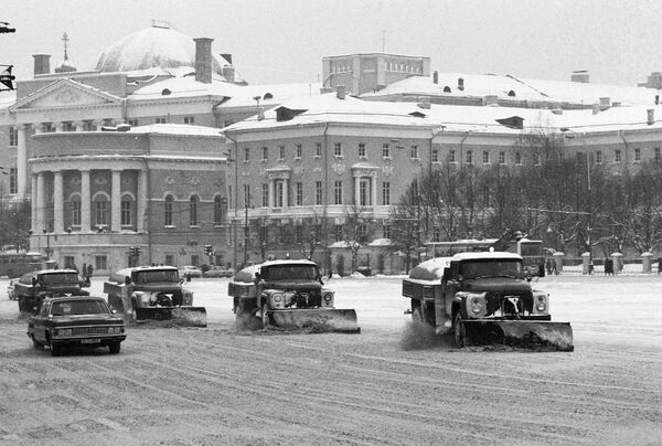 Снегоуборочные машины на улице Москвы Снегоуборочные машины на улице Москвы