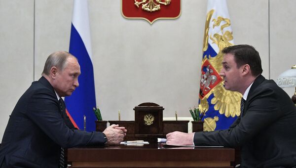 Президент РФ Владимир Путин и министр сельского хозяйства Дмитрий Патрушев во время встречи. 3 декабря 2018 Президент РФ Владимир Путин и министр сельского хозяйства Дмитрий Патрушев во время встречи. 3 декабря 2018