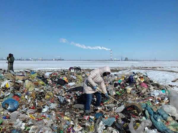 Поиски тела ребенка на городской свалке Поиски тела ребенка на городской свалке