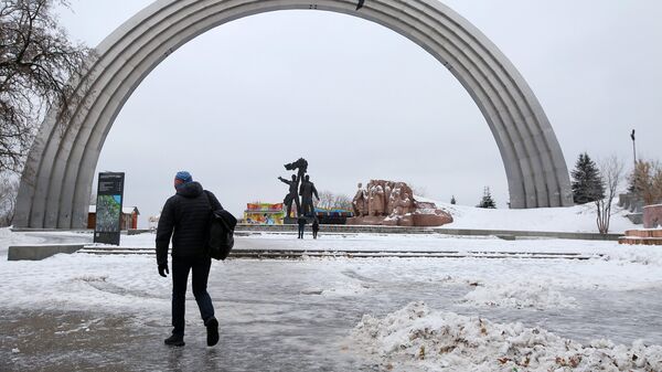 Изображение трещины, наклеенное неизвестными активистами из-за конфликта между Россией и Украиной, на Арке дружбы народов в Киеве Изображение трещины, наклеенное неизвестными активистами из-за конфликта между Россией и Украиной, на Арке дружбы народов в Киеве