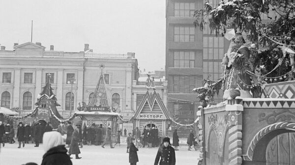 Елочный базар на Пушкинской площади в Москве. 1947 год. Елочный базар на Пушкинской площади в Москве. 1947 год.