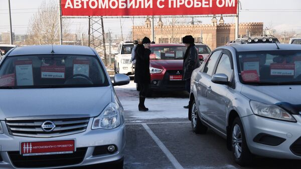 Продажа автомобилей с пробегом. Архивное фото Продажа автомобилей с пробегом. Архивное фото