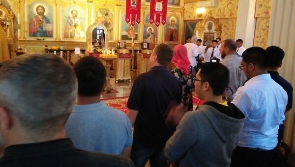 Российские и тайские православные на службе в православном храме св. Николая в Бангкоке. Архивное фото Российские и тайские православные на службе в православном храме св. Николая в Бангкоке. Архивное фото