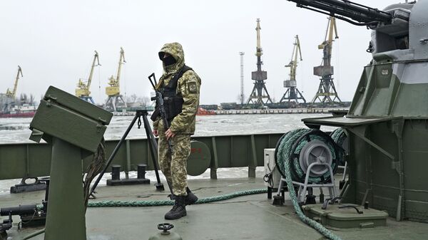 Украинский военнослужащий на борту корабля береговой охраны в порту Мариуполя Украинский военнослужащий на борту корабля береговой охраны в порту Мариуполя