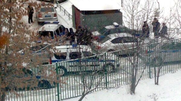 Полицейские автомобили у здания школы №1359 в Москве Полицейские автомобили у здания школы №1359 в Москве
