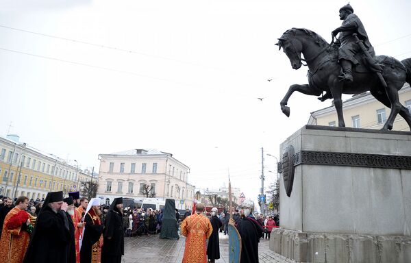 Торжественные мероприятия перед памятником Михаилу Тверскому в Твери Торжественные мероприятия перед памятником Михаилу Тверскому в Твери