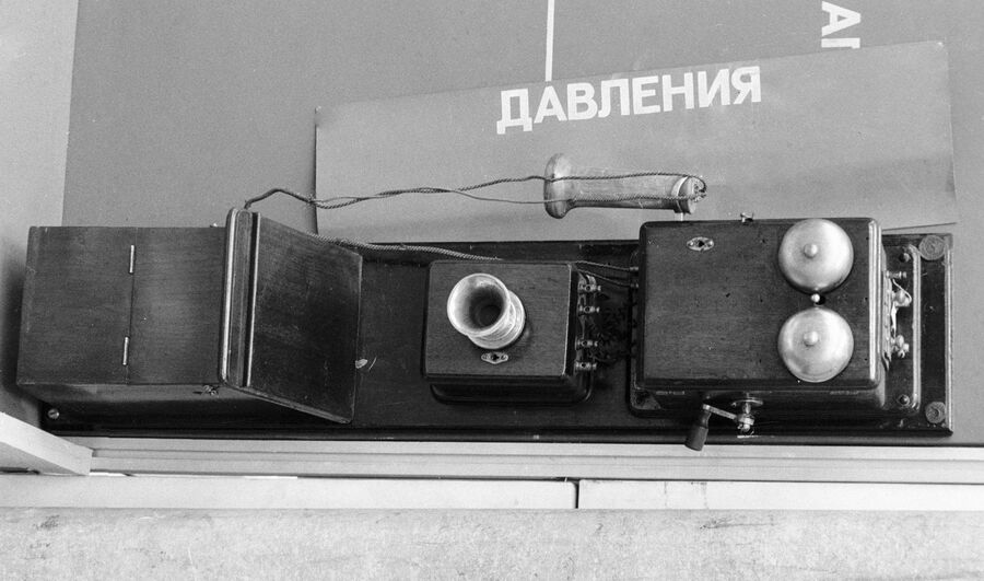 Первый телефонный аппарат, установленный в Москве международной компанией Белла Первый телефонный аппарат, установленный в Москве международной компанией Белла