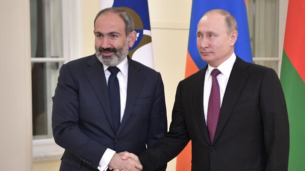 Владимир Путин и исполняющий обязанности премьер-министра Армении Никол Пашинян перед заседанием Высшего Евразийского экономического совета Владимир Путин и исполняющий обязанности премьер-министра Армении Никол Пашинян перед заседанием Высшего Евразийского экономического совета