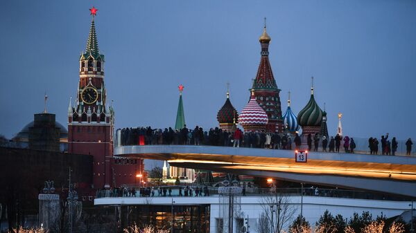 Посетители на территории природно-ландшафтного парка Зарядье в Москве Посетители на территории природно-ландшафтного парка Зарядье в Москве