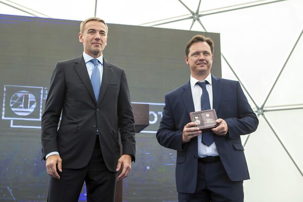 Замглавы Минпромторга РФ Виктор Евтухов награждает отличившихся руководителей и сотрудников предприятия Замглавы Минпромторга РФ Виктор Евтухов награждает отличившихся руководителей и сотрудников предприятия