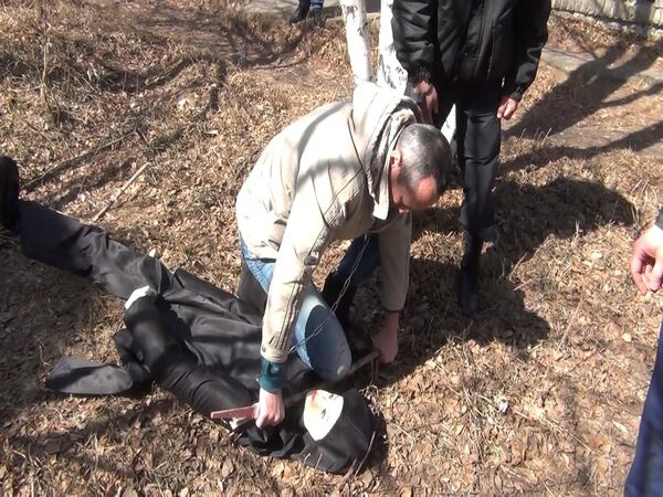Попков показывает, как душил жертву Попков показывает, как душил жертву
