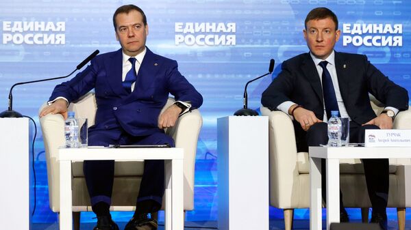 председатель ЕР Дмитрий Медведев и вице-спикер Совета Федерации РФ Андрей Турчак принимают участие в работе XVIII съезда партии Единая Россия. 8 декабря 2018 председатель ЕР Дмитрий Медведев и вице-спикер Совета Федерации РФ Андрей Турчак принимают участие в работе XVIII съезда партии Единая Россия. 8 декабря 2018