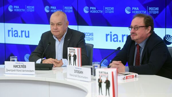 Генеральный директор МИА «Россия сегодня» Дмитрий Киселев и политолог Николай Злобин на презентации книги Киселев vs Zlobin. Битва за глубоко личное Генеральный директор МИА «Россия сегодня» Дмитрий Киселев и политолог Николай Злобин на презентации книги Киселев vs Zlobin. Битва за глубоко личное