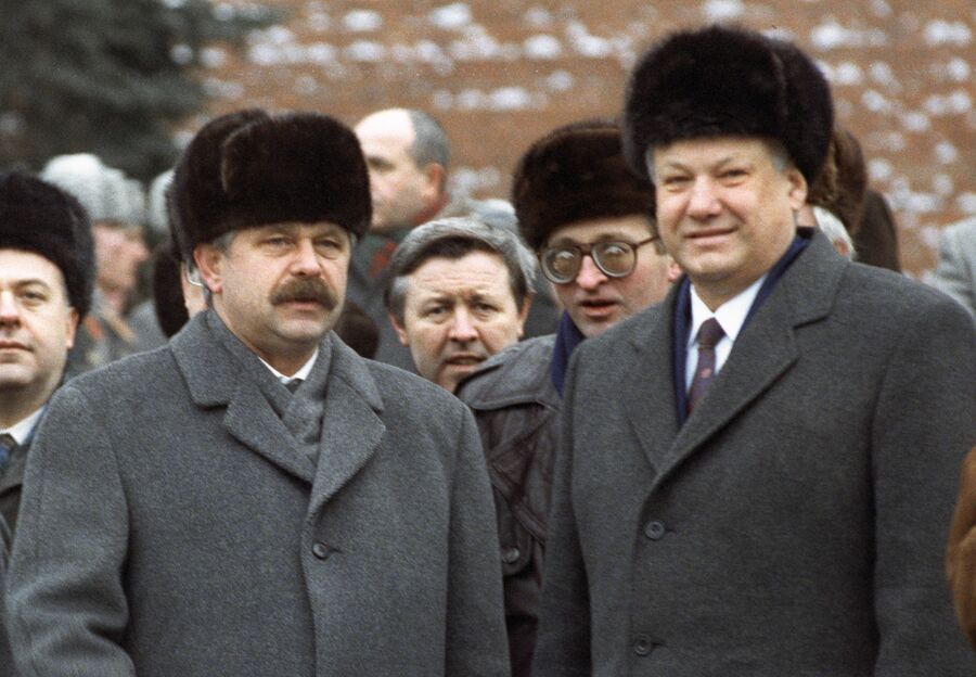 Президент России Борис Ельцин и вице-президент Александр Руцкой на Красной площади. 1992 год Президент России Борис Ельцин и вице-президент Александр Руцкой на Красной площади. 1992 год