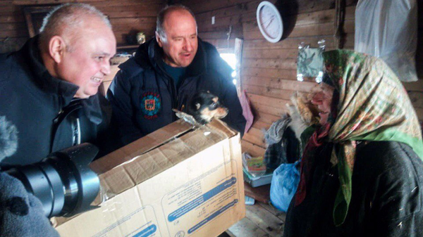Губернатор Кемеровской области Сергей Цивилев подарил Агафье Лыковой щенка Губернатор Кемеровской области Сергей Цивилев подарил Агафье Лыковой щенка