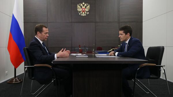 Председатель правительства РФ Дмитрий Медведев и губернатор Ямало-Ненецкого автономного округа Дмитрий Артюхов во время встречи.11 декабря 2018 Председатель правительства РФ Дмитрий Медведев и губернатор Ямало-Ненецкого автономного округа Дмитрий Артюхов во время встречи.11 декабря 2018
