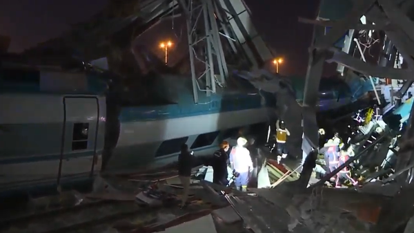 Опубликовано видео с места крушения скоростного поезда с рельсов в Анкаре Опубликовано видео с места крушения скоростного поезда с рельсов в Анкаре