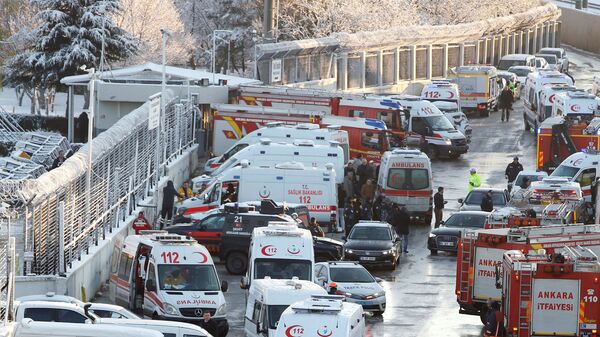 Автомобили пожарных и медицинских служб на месте крушения высокоскоростного поезда в Анкаре, Турция. 13 декабря 2018 Автомобили пожарных и медицинских служб на месте крушения высокоскоростного поезда в Анкаре, Турция. 13 декабря 2018