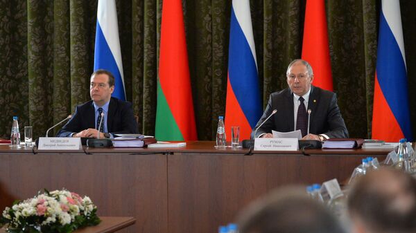 Председатель правительства РФ Дмитрий Медведев и премьер-министр Белоруссии Сергей Румас на заседании Совета министров Союзного государства России и Белоруссии в Бресте. 13 декабря 2018 Председатель правительства РФ Дмитрий Медведев и премьер-министр Белоруссии Сергей Румас на заседании Совета министров Союзного государства России и Белоруссии в Бресте. 13 декабря 2018