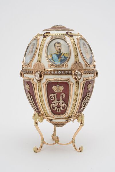 Пасхальное императорское яйцо на подставке. 1904 г. Музей Фаберже, Баден-Баден Пасхальное императорское яйцо на подставке. 1904 г. Музей Фаберже, Баден-Баден