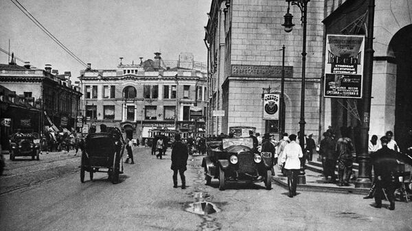 Москва в 1920-е годы. Первомайская улица (до 1918 г. - Мясницкая, с 1935 по 1990 г. - улица Кирова, ныне - снова Мясницкая). Вид от Лубянской площади. Москва в 1920-е годы. Первомайская улица (до 1918 г. - Мясницкая, с 1935 по 1990 г. - улица Кирова, ныне - снова Мясницкая). Вид от Лубянской площади.