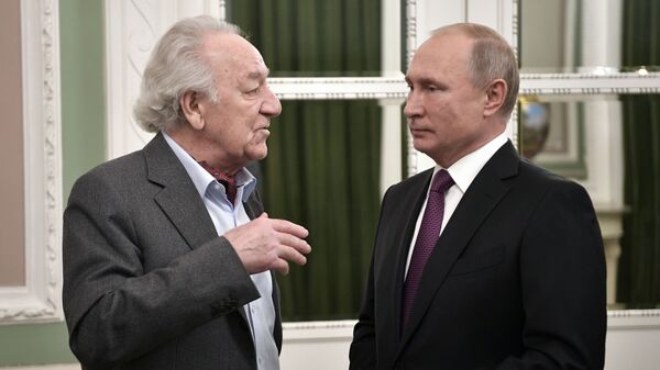 Владимир Путин и художественный руководитель Санкт-Петербургской академической филармонии Юрий Темирканов перед началом гала-концерта фестиваля Площадь искусств. 15 декабря 2018 Владимир Путин и художественный руководитель Санкт-Петербургской академической филармонии Юрий Темирканов перед началом гала-концерта фестиваля Площадь искусств. 15 декабря 2018