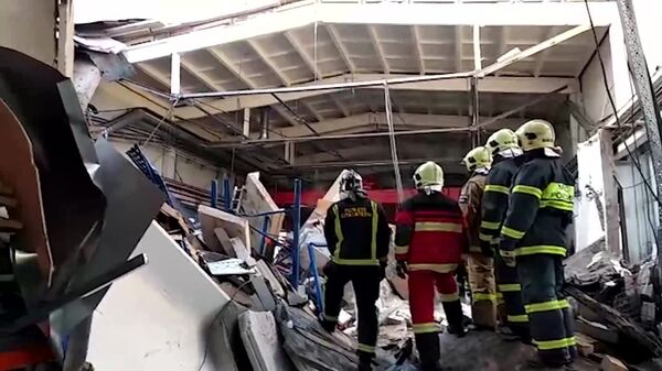 Сотрудники МЧС России ведут поисково-спасательные работы в производственном здании с обрушившейся кровлей в Дзержинском. 17 декабря 2018 Сотрудники МЧС России ведут поисково-спасательные работы в производственном здании с обрушившейся кровлей в Дзержинском. 17 декабря 2018