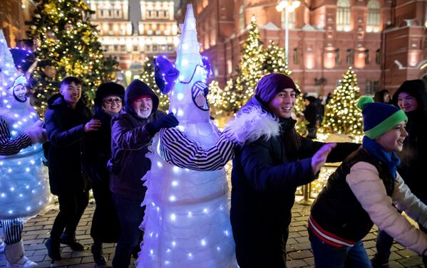 Участники и гости фестиваля Путешествие в Рождество на площади Революции в Москве Участники и гости фестиваля Путешествие в Рождество на площади Революции в Москве