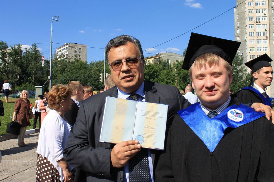 Андрей Карлов с сыном Геннадием на вручении диплома МГИМО Андрей Карлов с сыном Геннадием на вручении диплома МГИМО